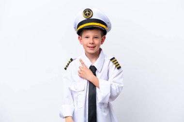 Beyaz arka planda izole edilmiş küçük uçak pilotu bir ürünü sunmak için kenarı işaret ediyor.