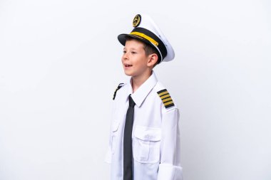 Küçük pilot çocuk beyaz arka planda izole edilmiş. Yan pozisyonda gülüyor.