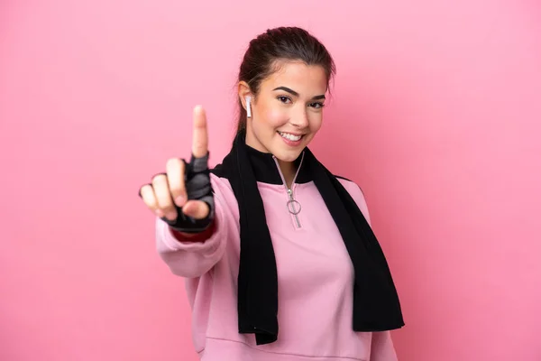 若いスポーツブラジルの女性はピンクの背景を示すと指を持ち上げる上で隔離 — ストック写真
