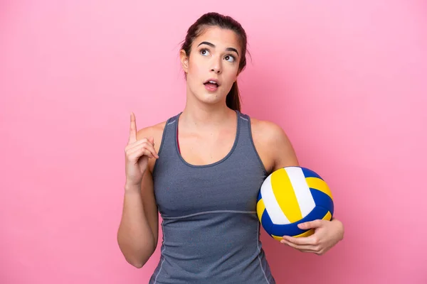 在粉色背景下打排球的巴西年轻女子想到一个指指点点的主意 — 图库照片
