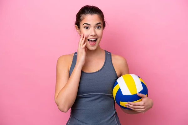 Joven Brasileña Jugando Voleibol Aislada Sobre Fondo Rosa Con Sorpresa —  Fotos de Stock