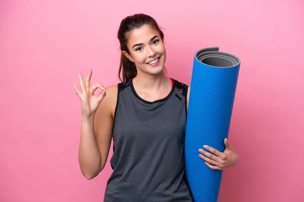 Young Brazilian Sport Woman Going Yoga Classes While Holding Mat — Stock Photo, Image