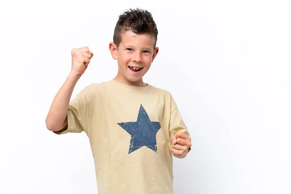 Pequeño Chico Caucásico Aislado Sobre Fondo Blanco Celebrando Una Victoria —  Fotos de Stock