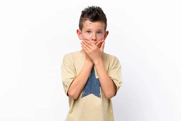 Liten Kaukasisk Pojke Isolerad Vit Bakgrund Täcker Munnen Med Händerna — Stockfoto