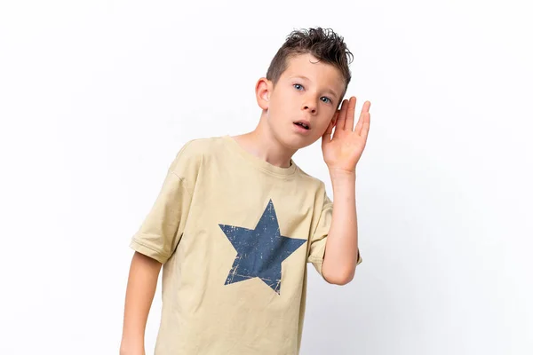 Kleine Blanke Jongen Geïsoleerd Witte Achtergrond Luisteren Naar Iets Door — Stockfoto