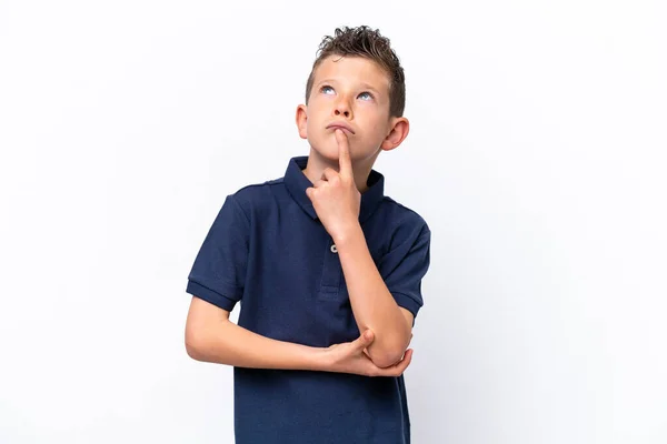 Pequeño Chico Caucásico Aislado Sobre Fondo Blanco Teniendo Dudas Mientras — Foto de Stock