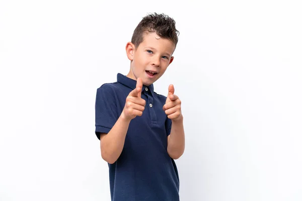 Pequeno Menino Caucasiano Isolado Fundo Branco Apontando Para Frente Sorrindo — Fotografia de Stock