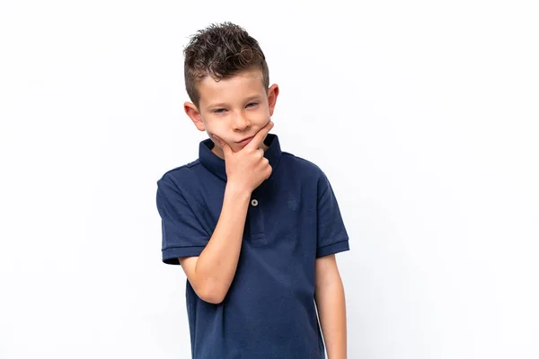 Pequeño Chico Caucásico Aislado Sobre Fondo Blanco Teniendo Dudas —  Fotos de Stock