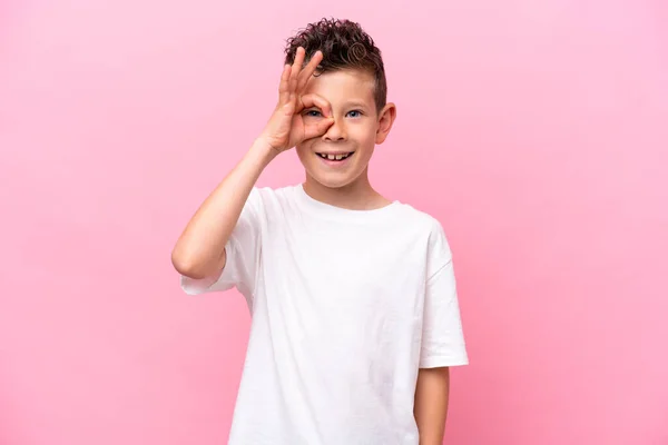 Little Caucasian Boy Isolated Pink Background Showing Sign Fingers — стоковое фото