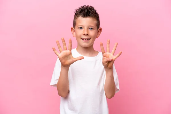 一个被粉色背景隔离的高加索小男孩用手指数着9 — 图库照片