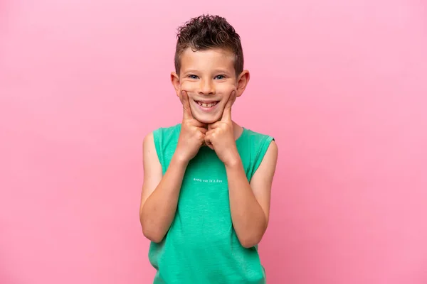 Pequeño Chico Caucásico Aislado Sobre Fondo Rosa Sonriendo Con Una —  Fotos de Stock