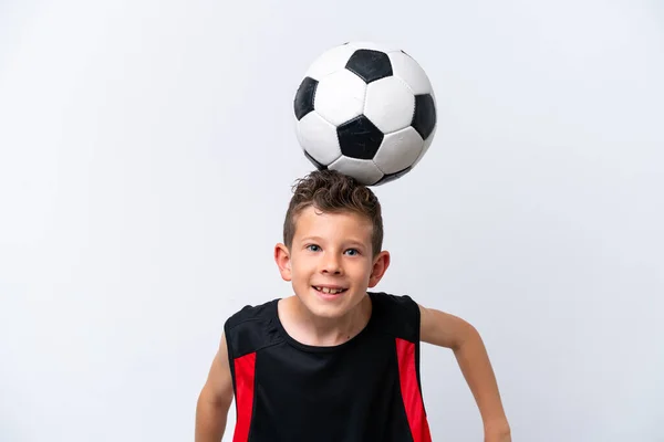 Αγόρι Που Παίζει Ποδόσφαιρο Πάνω Από Απομονωμένο Λευκό Τοίχο — Φωτογραφία Αρχείου