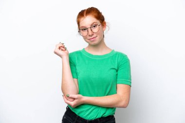 Kırmızımsı genç kadın beyaz arka planda yalnız gülüyor.