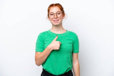 Beyaz arka planda izole edilmiş genç, kırmızı bir kadın baş parmak işareti yapıyor.