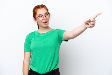 Kırmızımsı genç kadın beyaz arka planda izole edilmiş.