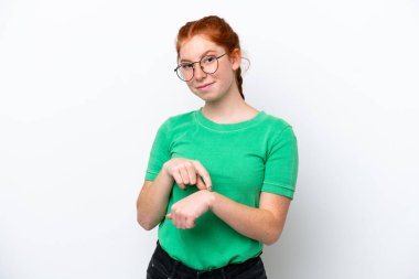 Beyaz arka planda izole edilmiş genç bir kadın geç kalma jesti yapıyor.