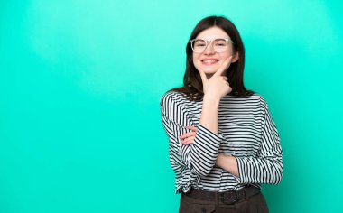 Genç Rus kadın yeşil arka planda yalnız mutlu ve gülümsüyor.