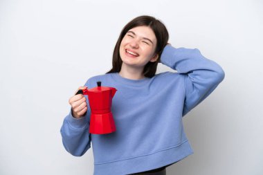 Beyaz arka planda izole edilmiş kahve makinesini tutan genç Rus kadın çok gülümsüyor.