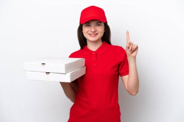 Beyaz arka planda izole edilmiş pizza kutularını alan genç Rus pizza teslimatı harika bir fikri işaret ediyor.