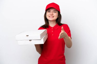 Beyaz arka planda izole edilmiş pizza kutularını alan genç Rus pizza teslimatı iyi bir anlaşma için el sıkışıyor.