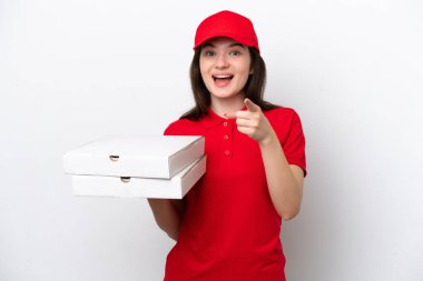 Beyaz arka planda izole edilmiş pizza kutularını alan genç Rus pizza teslimatı şaşırmış ve ön tarafı işaret ediyor.