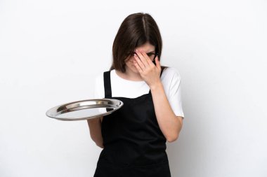 Tepsisi beyaz arka planda izole edilmiş, yorgun ve hasta suratlı genç Rus kadın şef.