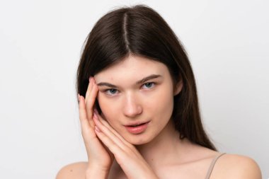 Beyaz arka planda izole edilmiş genç, güzel bir Rus kadın. Portre