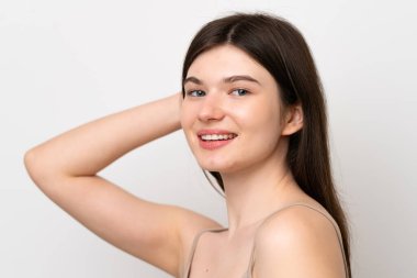 Beyaz arka planda izole edilmiş genç, güzel bir Rus kadın. Portre