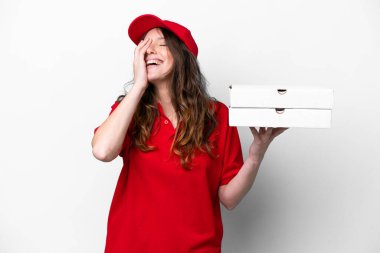 İş üniformalı pizzacı kadın beyaz arka planda izole edilmiş pizza kutularını topluyor.