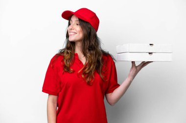 İş üniformalı pizzacı kadın beyaz arka planda izole edilmiş pizza kutuları alıyor.