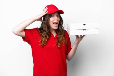 İş üniformalı pizzacı kadın beyaz arka planda izole edilmiş pizza kutuları alıyor. Sürpriz bir ifadeyle.