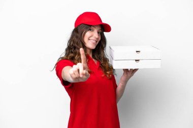 İş üniformalı pizzacı kadın beyaz arka planda izole edilmiş pizza kutularını topluyor ve parmağını kaldırıyor.