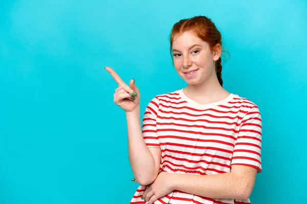 Mavi Arka Planda Izole Edilmiş Genç Kızılımsı Kadın Parmağını Yana — Stok fotoğraf