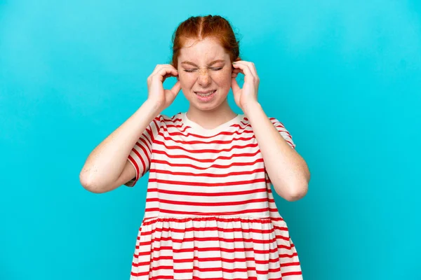 Mladá Načervenalá Žena Izolované Modrém Pozadí Frustrované Zakrývající Uši — Stock fotografie