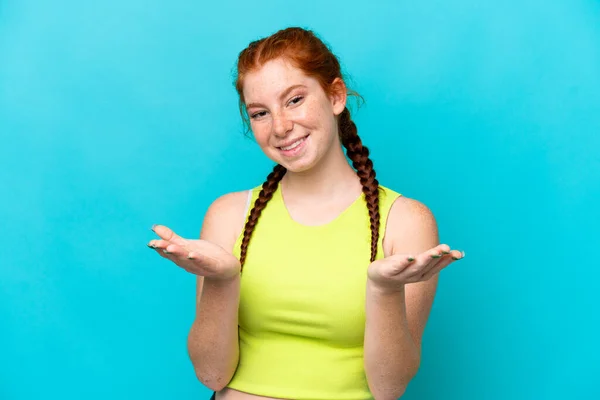 Junge Rötliche Frau Isoliert Auf Blauem Hintergrund Mit Schockiertem Gesichtsausdruck — Stockfoto