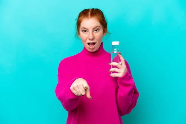 Young Caucasian Reddish Woman Bottle Water Isolated Blue Background Surprised — Photo