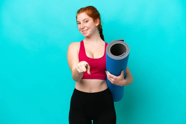 Young Sport Reddish Woman Going Yoga Classes While Holding Mat —  Fotos de Stock