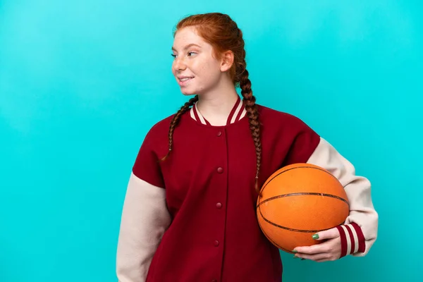 Young Reddish Woman Playing Basketball Isolated Blue Background Looking Side — Photo