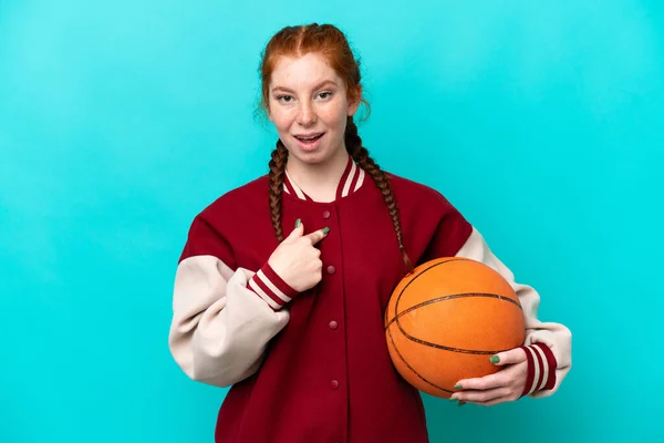Young Reddish Woman Playing Basketball Isolated Blue Background Surprise Facial — Photo