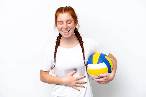 Молода Біла Червоношкіра Жінка Грає Волейбол Ізольовано Білому Тлі Багато — стокове фото