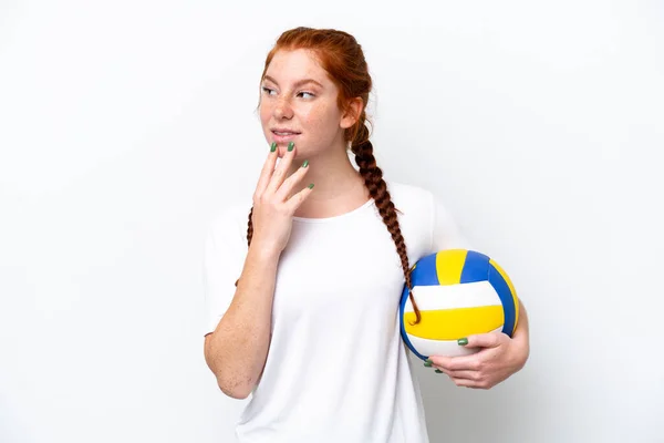 Young Caucasian Reddish Woman Playing Volleyball Isolated White Background Looking — Stok fotoğraf