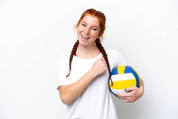 Молода Біла Червона Жінка Грає Волейбол Ізольовано Білому Тлі Відзначаючи — стокове фото
