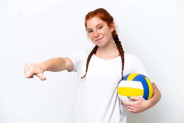 Молода Біла Руда Жінка Грає Волейбол Ізольовано Білому Тлі Даючи — стокове фото