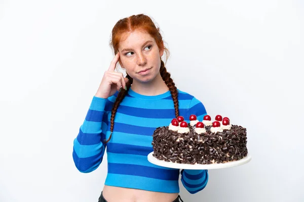 Młoda Ruda Kobieta Trzyma Tort Urodzinowy Izolowane Białym Tle Mając — Zdjęcie stockowe