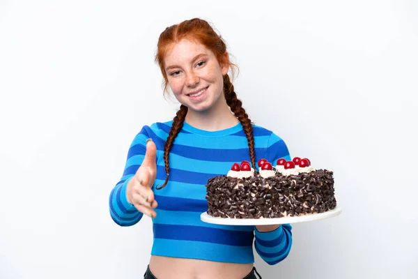 Młoda Rudawa Kobieta Trzyma Tort Urodzinowy Odizolowany Białym Tle Ściskając — Zdjęcie stockowe