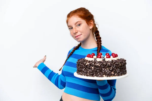 Młoda Rudawa Kobieta Trzyma Tort Urodzinowy Odizolowany Białym Tle Wyciągając — Zdjęcie stockowe