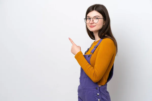 若いロシアの女性は 側に指を指す青の背景に隔離された — ストック写真
