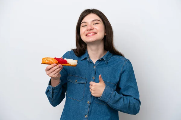 Jovem Mulher Russa Segurando Sashimi Isolado Fundo Branco Dando Gesto — Fotografia de Stock
