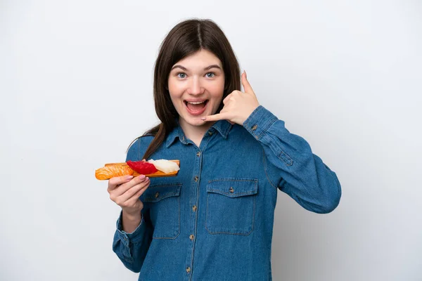 Jovem Russa Segurando Sashimi Isolado Fundo Branco Fazendo Gesto Telefone — Fotografia de Stock