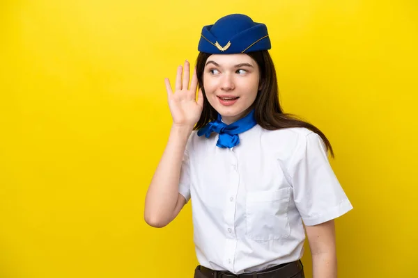 Stewardess Russische Frau Isoliert Auf Gelbem Hintergrund Hört Etwas Indem — Stockfoto